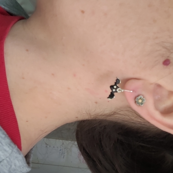 🍂3/$10 🦇 The Cutest Bitty Bat Earrings! Silvertone & Black Enamel Dangles - Picture 5 of 10